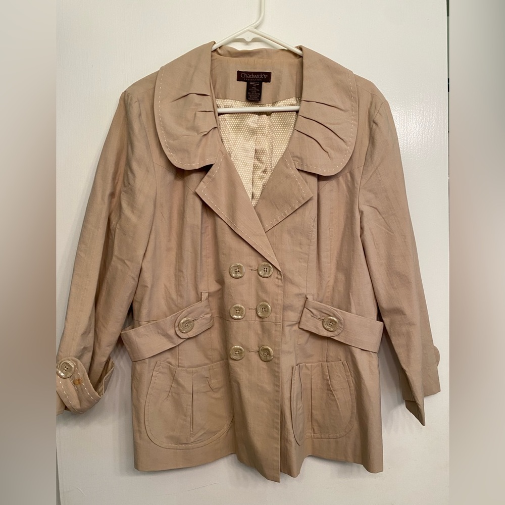 Just look at the details in this casual yet business like blazer!